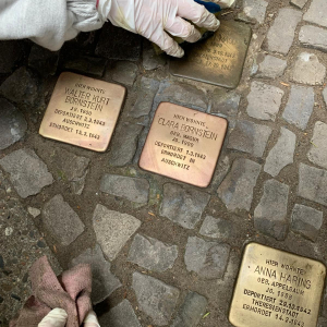Säubern der Stolpersteine